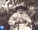 00000554-rabbi-yisroel-odesser-holding-cane.jpg